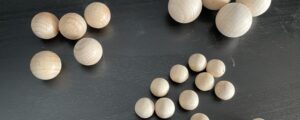 Größenvergleich Holzkugeln: 10mm, 15mm, 20mm