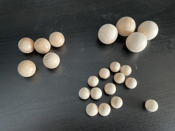 Größenvergleich Holzkugeln: 10mm, 15mm, 20mm