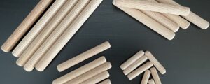 Größenvergleich Riffeldübel: 8x40mm (unten rechts), 10x80mm (unten links), 12x100mm (oben rechts), 12x140mm (oben links)