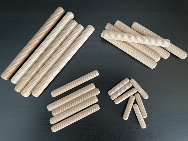 Größenvergleich Riffeldübel: 8x40mm (unten rechts), 10x80mm (unten links), 12x100mm (oben rechts), 12x140mm (oben links)